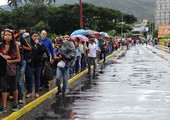 آلاف الفنزويليين يعبرون الحدود إلى كولومبيا لشراء بضائع وأدوية