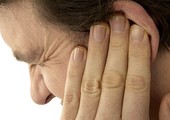 شباب يعانون من طنين الأذن.. والسبب؟