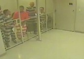 بالفيديو... سجناء تكساس ينقذون حارسهم من الموت