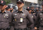 الشرطة التايلاندية تحتجز زوجة ونجل صحافي أجنبي سابق معارض للملكية في البلاد