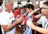 بالفيديو... مورينيو يرفض التوقيع على قميص تشيلسي