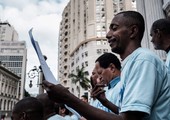 بالصور... مشردو ريو دي جانيرو يوحدون اصواتهم في حفلة غنائية في الهواء الطلق
