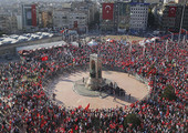 آلاف الأتراك يتجمعون في ساحة تقسيم لتأكيد تمسكهم بالديمقراطية