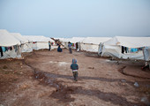 المرصد: غارات جوية يعتقد أنها روسية تضرب مخيمين للنازحين في سورية