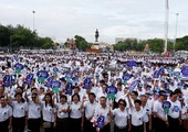 الآلاف في بانكوك يحثون التايلانديين على المشاركة في استفتاء الدستور