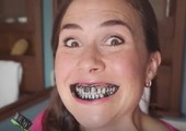 بالفيديو: تبييض الأسنان بالفحم صيحة جديدة على الإنترنت