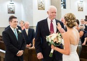 بالفيديو: بعد وفاته بـ 10 سنوات... عاد ليشارك ابنته فرحة زفافها!