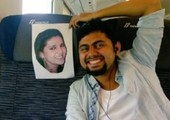 بالصور.. هندي يقضى شهر العسل مع صورة زوجته بعدما فقدت جواز سفرها