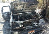 بالصور... حريق يلتهم سيارة ويتسبب بأضرار في أخرى بقرية باربار