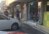 بالصور... أضرار متفرقة بمحل تجاري بعد اصطدام سيارة تقودها شابة بمدينة عيسى