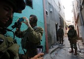 إسرائيل تعتقل مجموعة من الفلسطينيين 