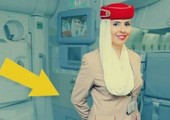 ما هو سر وضع المضيفات أيديهن وراء ظهورهن على متن الطائرة؟
