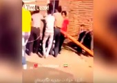 بالفيديو: تجمعوا لرفع عمود كهربائي فصعقتهم الكهرباء جميعاً