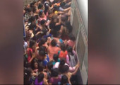 بالفيديو... هذا ما يحدث بالقطارات في الهند عند ساعة الذروة!