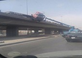 بالفيديو... حادث خطير لشاحنة تجاوزت الحاجز الخرساني لأحد الجسور بالرياض