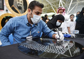 بالصور... زوجان سعوديان ينقشان على الزجاج في مهرجان 