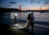 بالصور...جسر السلطان ياووز سليم في تركيا يجذب العرسان لالتقاط الصور التذكارية 