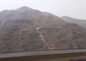 بالفيديو: منظر ساحر لسقوط الأمطار على جبال بطريق السيل بمكة المكرمة