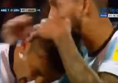 بالفيديو.. نجم الأرجنتين ديبالا يبكي بسبب طرده من مباراة أوروجواي