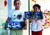 لجيلٍ محبٍ ومتعاون... شرطة دبي تهدي الأطفال دمى فارهة على غرار دورياتها!