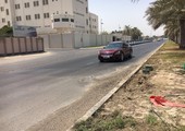 بالصور... مواطنون يشكون تضرر سياراتهم بفعل هبوط بشارع البديع