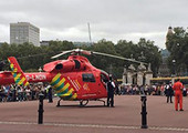 بالفيديو... لماذا هبطت طائرة إسعاف أمام قصر باكنغهام؟