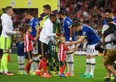 بالفيديو والصور... طفل يصنع الحدث في الدوري الإنجليزي