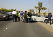بالصور... انحشار شخص بتصادم مركبتين على شارع الشيخ خليفة
