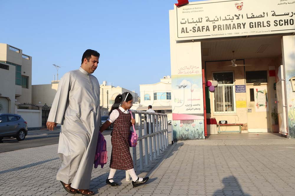 بالصور عودة الطالبات في مدرسة الصفا الابتدائية للبنات في عالي البحرين صحيفة الوسط البحرينية مملكة البحرين