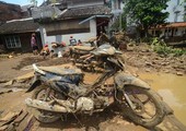 ارتفاع حصيلة الوفيات جراء فيضانات وانهيارات أرضية في إندونيسيا إلى 26 شخصاً