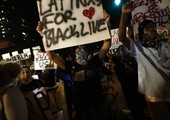 محتجون في تشارلوت بأميركا يطالبون الشرطة ببث شرائط إطلاق النار على رجل أسود