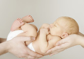 ولادة أول طفل في العالم من ثلاثة والدِين 