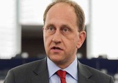 نائب رئيس البرلمان الأوروبي يحذر من التعجل في اتهام روسيا بشأن الطائرة الماليزية