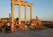 بالفيديو والصور: البحر والآثار الرومانية في أنطاليا التركية