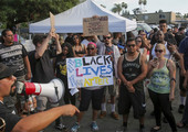 تظاهرة في كاليفورنيا احتجاجا على مقتل رجل اسود اعزل برصاص الشرطة