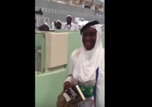 بالفيديو... فتاة أفريقية تذهب إلى السعودية مرتدية الثوب والغترة والعقال!