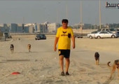 بالفيديو... مواطن اعتاد ممارسة الرياضة والسباحة بساحل الدير فصادقته الكلاب الضالة