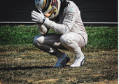بالفيديو والصور.. بطل العالم لفورمولا1 يبكى بعد احتراق سيارته وخروجه من سباق ماليزيا