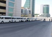 بالصور... تجمع أصحاب الحافلات أمام المرفأ المالي لمطالبة 