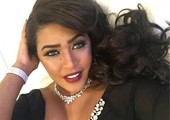 بالصور: الفنانة السعودية وعد تحيي حفل زفاف بتسريحة غريبة، ترى كيف كانت؟!