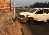 نجاة شخص دون إصابات بعد تدهور سيارته على شارع أوال بالجفير