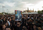 بالصور... عشرات الاف التايلنديين يجثون عند مرور الموكب الجنائزي للملك