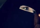 بالفيديو... سقوط سعودي «تنقّب» وجال بسيارته في الشارع