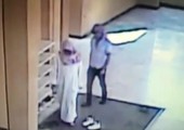 بالفيديو... كاميرات مراقبة ترصد سرقة شاب لأحذية المصلين من مسجد بالسعودية