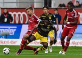 بالفيديو... دورتموند يواصل نزيف النقاط وهيرتا برلين يزاحم بايرن في صدارة البوندسليغا