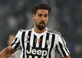الألماني سامي خضيرة يهدي ملابس رياضية لنادي تونسي