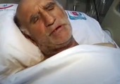 بالفيديو والصور: توقف قلبه 40 مرة خلال العملية واستيقظ ليردد للأطباء أغنية شعبية!