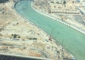 بالفيديو..المياه تشق طريقها وسط قناة دبي المائية 