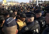 بالصور... الشرطة الفرنسية تخلي مخيم كاليه من المهاجرين