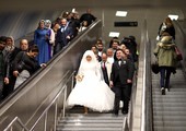 بالصور... أول زواج من نوعه في مترو أنفاق إسطنبول بعد صدور قواعد تسمح بذلك